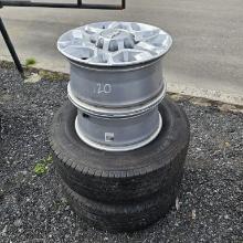 4x Chevy Rims With 2x Michelin 275 70 18 Tires