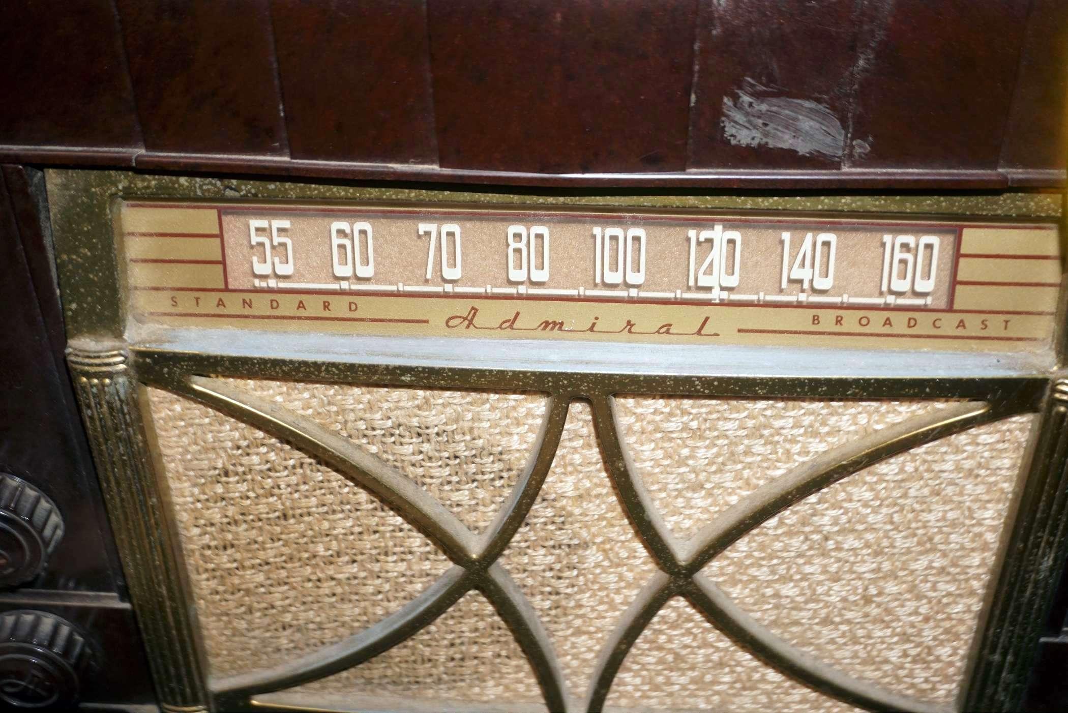 Admiral Standard Broadcast Radio/Record Player (Cracked On The Back)