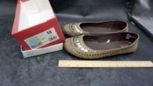 Mossimo Flats Shoes (Size 10)