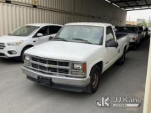 1995 Chevrolet Silverado 1500 Pickup Truck, Key D61 Runs & Moves