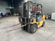 Caterpillar GP25K pneumatic tire forklift, LP gas engine; 7.00x12 front tir