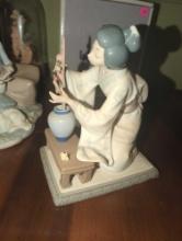 (DEN) LLADRO 1978 JAPANESE GIRL DECORATING #4840 BY VICENTE MARTINEZ, MADE IN SPAIN, 7.75" HEIGHT,