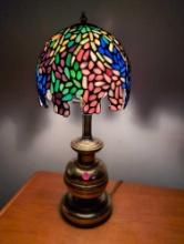 (DBR1) VINTAGE BRASS TABLE LAMP WITH ART GLASS SHADE. IT MEASURES 20"T.