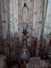 (DBR2) VINTAGE FLORAL DETAILED CERAMIC TABLE LAMP WITH A BRASS BASE. COMES WITH A HARP. IN WORKING