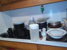 (KIT) LARGE LOT OF MISCELLANEOUS ITEMS TO INCLUDE, PLATES. DISH SET, CORNING WARE, BOWLS, ETC