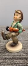 M.I. HUMMEL FIGURINE "HAPPY TRAVELER"