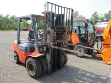 Toyota 7FDU30 Forklift