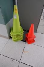 LOT OF SAFETY CONES X1