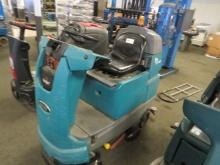 TENNANT T7 RIDER FLOOR MACHINE